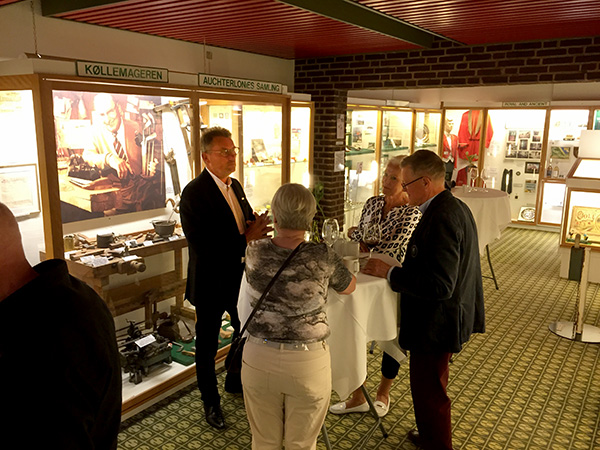 Jim Staffensen, president of the Danish Golf Federation, talks with hickory golfers.